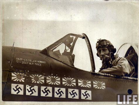 Little Pictures Big History. LCOL James H. Howard proudly displays his kill markings on the side of his P-51 Mustang on January 11th 1944. Wwii Fighter Pilot, Wwii Fighters, P 51 Mustang, B 17, Medal Of Honor, Wwii Aircraft, Fighter Pilot, Vintage Aircraft, January 11