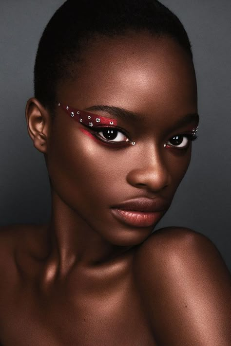 Vogue Makeup, Pat Mcgrath Makeup, Crystal Makeup, Beauty Portraits, Red Makeup, Vogue Beauty, Black Makeup, Vogue Uk, Spring Makeup