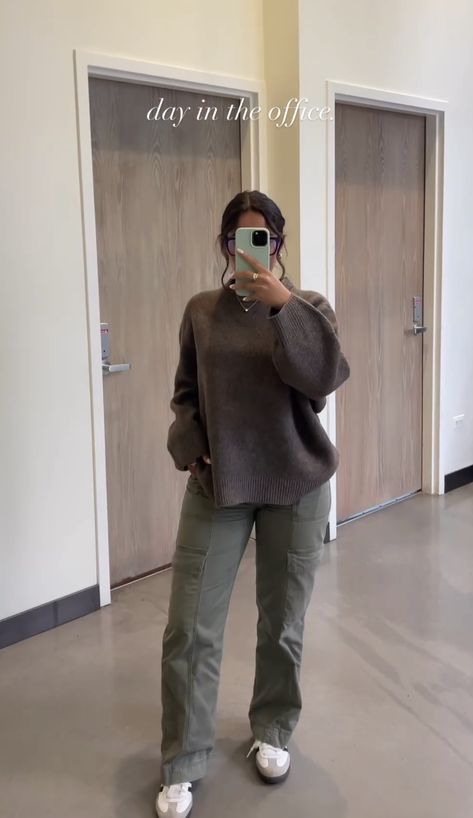 Comfy Casual Office Outfit, Comfy Brunch Outfit Fall, Everyday Outfits Fall 2023, Work Outfits Women Rainy Day, Cute Modest Winter Outfits, Casual Wide-leg Cargo Pants For Winter, Chill Office Outfits, Chill Work Outfit, Winter Resort Outfits