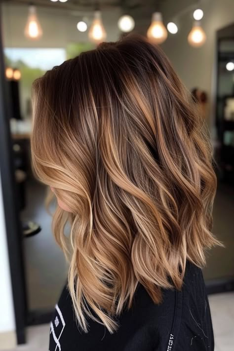 Bronde Haircolor Long Bob, Medium Blonde Highlights On Brown Hair, Blonde And Caramel Highlights On Brown, Honey Brown Short Hair, Warm Lowlights For Blondes, Long Bob Braun, Ombre Hair Caramel, Beige Brown Balayage, Chunky Balayage