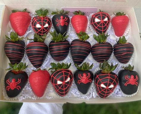 Spiderman Dipped Strawberries, Birthday Ideas Spiderman, Spiderverse Birthday Party Decorations, Miles Morales Party Food Ideas, Marvel Chocolate Covered Strawberries, Spiderman Birthday Party Miles Morales, Spider Man Breakable Heart, Spider Man Chocolate Strawberries, Spiderman Party Snacks