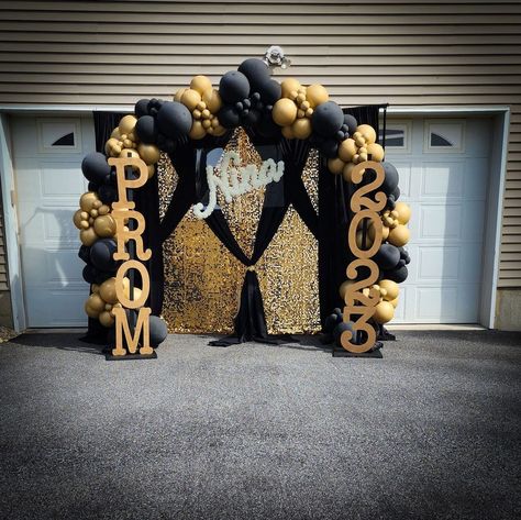 Balloon Arch For Prom, Male Prom Send Off Decorations, Prom Pictures Backdrop Ideas, Prom Balloon Backdrop, Prom Setup Decor, Prom Balloon Garland, Prom Balloon Ideas, Prom Champagne Party Ideas, Prom Decoration Ideas For Home Outside