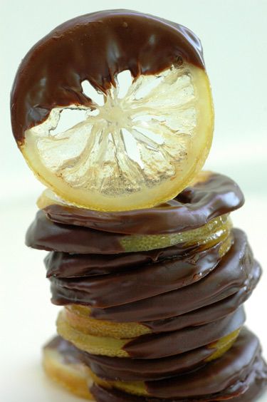 Choc1-p Candied Lime Slices, Lemon And Chocolate, Ginger Chocolate, Lemon Chocolate, Candied Lemons, Candied Fruit, Homemade Candies, Lemon Recipes, Chocolate Dipped