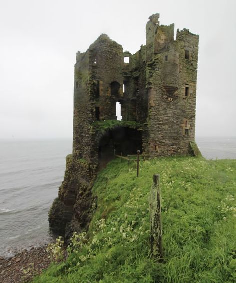 Stone Keep Castle, Irish Castle Aesthetic, Destroyed Castle, Keiss Castle, Old Castle Ruins, Castle On Hill, Ruin Castle, Ruins Landscape, Crumbling Castle