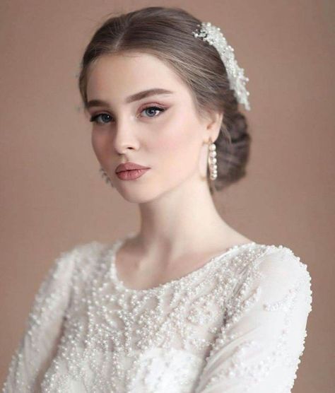 Latest Beautiful and Elegant Bridal Makeup and Elegant Jewelry Photography, gorgeous bridal look, wedding dress for vintage Bride, bridal makeup and beautiful bridal Dress ideas. Bride Makeup, Bridal Makeup, Wedding Makeup, Wedding Hair, Hair And Makeup, Makeup Tutorial, Makeup Looks, Eye Makeup, Wedding Dresses