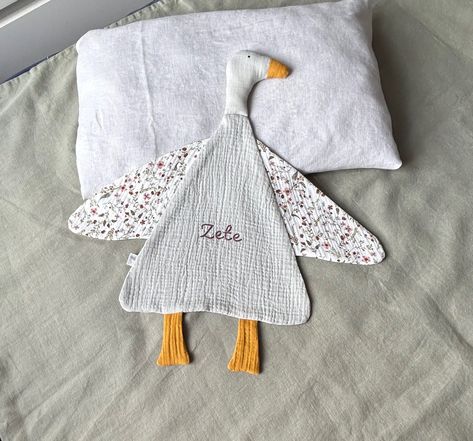 Goose lovey blanket Muslin lovey security blanket Cute lovey blanket made in 2 layers of soft organic muslin fabric. Our baby security blankets with goose head feature hand-stitched eyes instead of plastic, which can form a choking hazard for infants. Our lovey blankets are blankets of every little one's dreams, will be perfect for nap time cuddles, your little one will love to play with.  It can help the baby fall back to sleep or feel safe and help the infant feel more at ease regardless of wh Goose Lovey, Muslin Lovey, Goose Pattern, Baby Fall, Baby Security Blanket, Baby Sewing Projects, Lovey Blanket, Muslin Blankets, Muslin Fabric