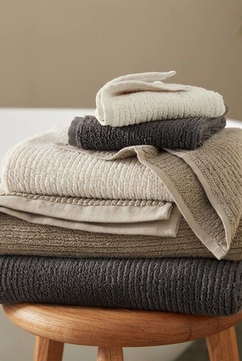 Bathroom Bath Towels, Modern Bathroom Towels, Bathroom Towels Aesthetic, Towel Styling Bathroom, Bathroom Towel Inspiration, Pretty Bath Towels, Modern Farmhouse Bathroom Towels, Master Bath Accessories, Farmhouse Bath Towels