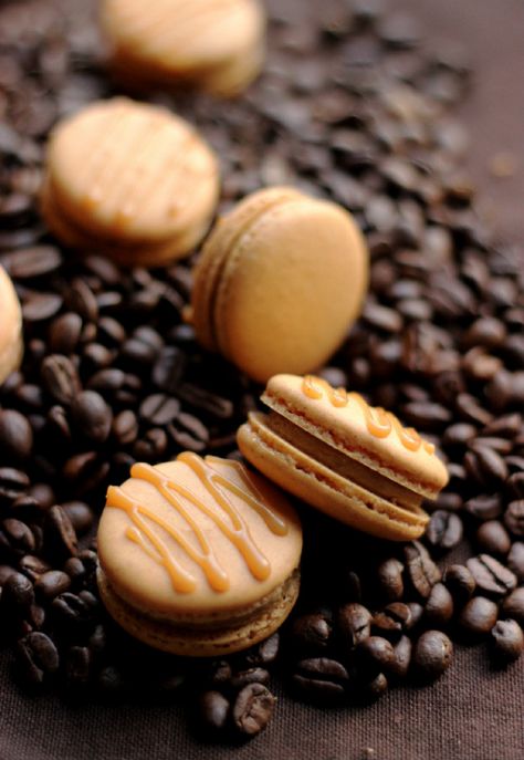 Make a batch of Pumpkin Spice Latte Macarons with this Halloween dessert recipe. Halloween Pumpkin Cookies, Pumpkin Cookie Recipe, Macaron Flavors, Macaron Cookies, Macaroon Recipes, Macaron Recipe, Pumpkin Cookies, Pumpkin Spice Latte, Macaroons