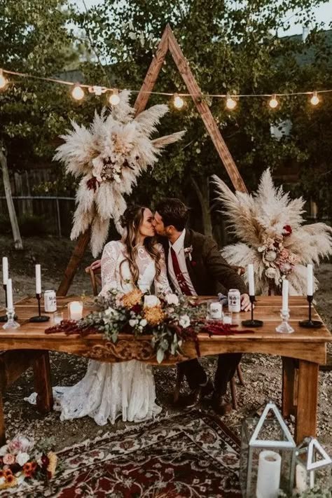 Matrimonio in stile Bohémien chic Bohemian Wedding Flowers, Sweetheart Table Wedding, Rustic Wedding Decorations, Grass Wedding, Outdoor Reception, Lake Wedding, Lela Rose, Wedding Boho, Sweetheart Table