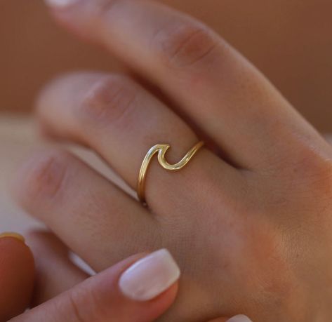 Simple Dainty Rings, Plain Gold Ring Design For Women Unique, Pretty Manifestation, Gold Ring Designs Unique For Women, Triangle Diamond Ring, Modern Gold Ring, Minimal Gold Jewelry, Unique Gold Rings, Gold Wave Ring