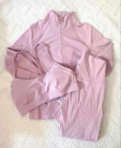 Lululemon Pink Outfit, Pink Sports Aesthetic, Girly Workout Outfits, Pink Lifestyle Aesthetic, Aesthetic Gym Fits, Pink Gym Outfit, Pink Workout Gear, Pink Workout Clothes, Pink Workout Outfit