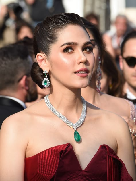 Araya Hargate wore a deep v neck satin red floor lenth gown, with diamond and emerald necklace and earrings by Chopard. With a slick back bun and smokey eye with nude lipstick. For glamour celebrity fashion Cannes Film Festival red carpet jewellery spotting travel here: http://www.thejewelleryeditor.com/jewellery/top-5/best-red-carpet-jewellery-jewelry-cannes-film-festival-2017-weekend/ #jewelry Araya Hargate, Chompoo Araya, Super Target, Red Carpet Jewelry, Chopard Jewelry, Emerald Jewellery, Inexpensive Jewelry, Celebrity Jewelry, Diamond Necklace Designs