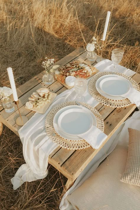 Engagement Picnic Setup, Burnt Orange Picnic Setup, Fancy Picnic For Two, Picnic Set Up Ideas Parks, Winery Picnic Ideas, Luxury Picnic For Two, Romantic Picnic Setup For 2, Luxury Picnic For 2, Marry Me Picnic Proposal