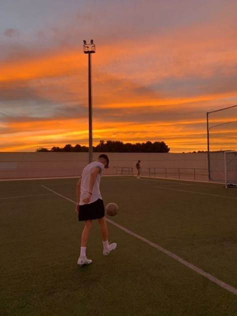 Football Guy Aesthetic, Football Poses, Serie Bmw, Soccer Boyfriend, Football Boyfriend, Vision Board Pictures, Sports Boys, Sports Aesthetic, Adventure Aesthetic