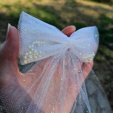 White glitter tulle Shaker bow. Little white pearl colored beads inside move around. White Glitter, Pearl Color, White Pearl, Pearl White, Glitter, Beads, White, Color