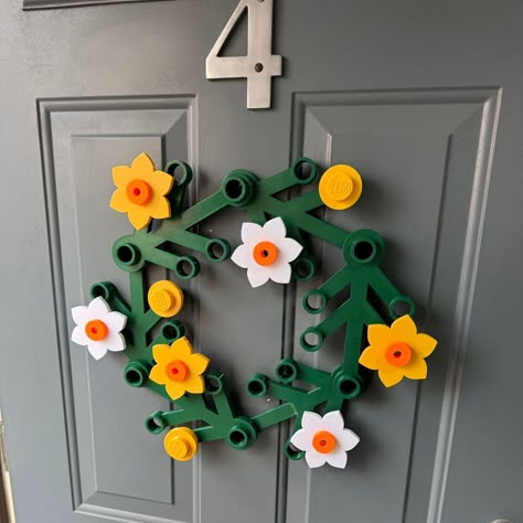 Lego Wreath for Spring/Easter by Ellisse05 - Thingiverse Lego Daffodils, Lego Wreath, Drukarka 3d, 3d Printing Art, 3d Printer Projects, 3d Printed Objects, 3d Printing Projects, 3d Craft, Quirky Home Decor