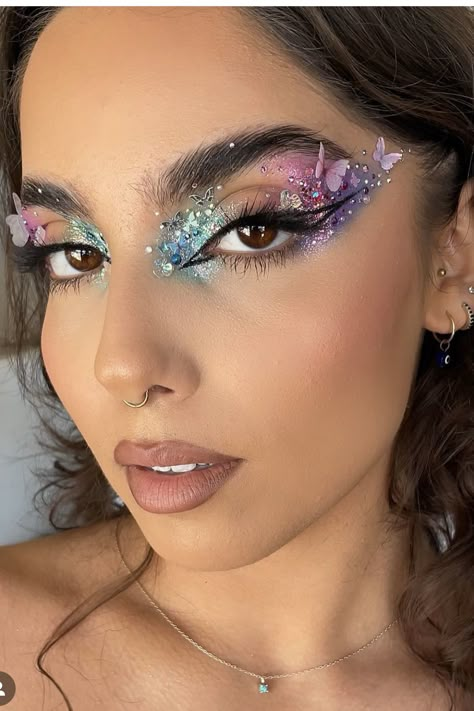 Festival Makeup Inspiration, Tea Party Makeup Ideas, Fairy Makeup Butterfly, Makeup Mariposa, Festival Makeup Butterfly, Butterfly Fantasy Makeup, Full Face Butterfly Makeup, Gem Makeup, Festival Make Up