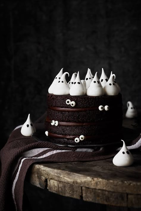 ¡Qué fácil es de hacer esta tarta! Y para los amantes del chocolate será el no va más. Es espectacularmente DELICIOSA. Además es de esas tartas que no resulta nada empalagosa y se monta enseguida, por Menu Halloween, Halloween Torte, Pasteles Halloween, Tårta Design, Postres Halloween, Ghost Cake, Halloween Sweets, Halloween Baking, Halloween Cake