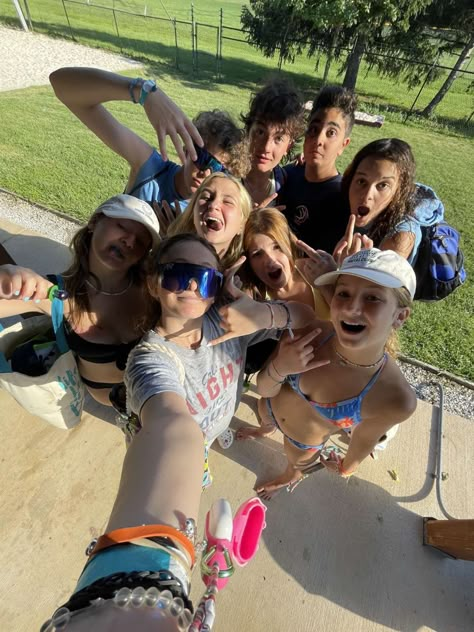 Friend Group Goals, Teenage Summer, Bff Poses, Friend Groups, Best Friend Poses, Teen Summer, Friend Pics, Summer Photoshoot, Friend Poses Photography