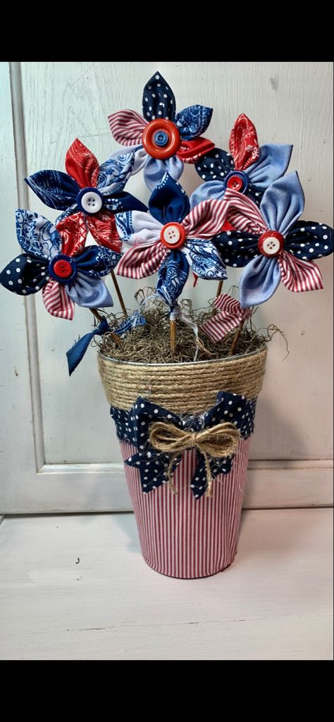 Patriotic Table Decorations, Fouth Of July Crafts, Patriotic Crafts Diy, Patriotic Centerpieces, Patriotic Flowers, Patriotic Diy, Patriotic Projects, Americana Crafts, Tree Fabric