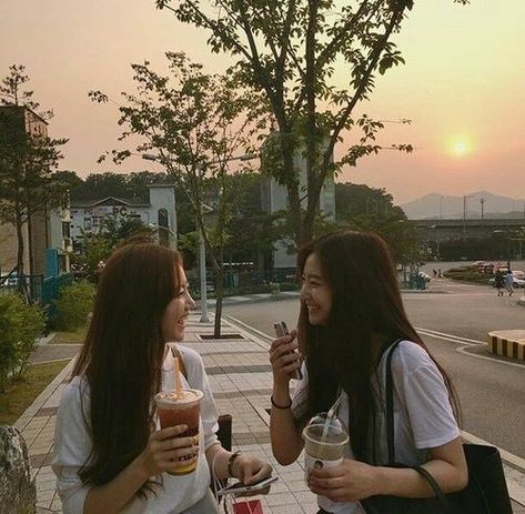 aesthetic cute korean friends bestfriends girls women ullzang Korean Friends, Kore Ulzzang, Mode Ulzzang, Bff Girls, Korean Best Friends, Fotos Goals, Best Friends Aesthetic, Ulzzang Couple, Korean Aesthetic