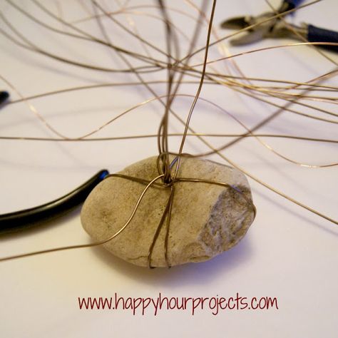 Diy Crystal Crafts, Beaded Wire Art, How To Make Trees, Chicken Wire Crafts, Copper Wire Crafts, Bonsai Wire, Wire Wrapped Tree, Wire Tree Sculpture, Wire Wrapping Diy