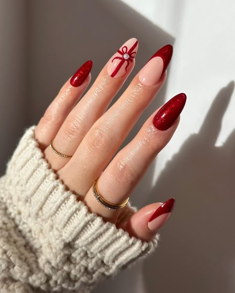 Trendy Nails Ideas Christmas, Christmas Round Nails, Holiday Nails Inspiration, Trendy Christmas Nails 2023, Christmas Almond Shaped Nails, Noel Nail Art, Christmas Nails Round, Summer Christmas Nails, Red Chrome Christmas Nails