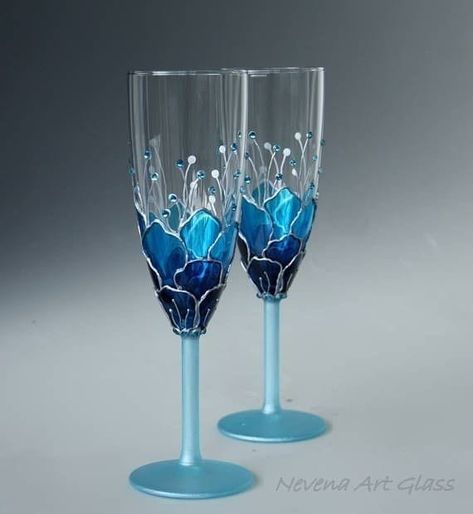 Glass decor ideas Blue Wedding Glasses, Painted Champagne Glasses, Glass Decor Ideas, Blue Effect, Wine Glass Designs, Box Wrapping, Wedding Champagne Glasses, Decorated Wine Glasses, Hand Painted Glasses