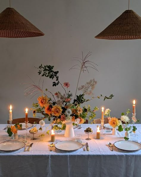 6 Person Table Setting, Autumnal Table Settings, Dinner Party Table Flowers, Aesthetic Table Setup Dinner, Scandi Table Setting, Birthday Party Dinner Table Set Up, Simple Dinner Party Table, Birthday Table Decorations Simple, Simple Table Decorations For Party