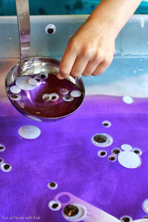 Colored Water Sensory Bin: Googly Eye Soup from Fun at Home with Kids  (includes non-choking hazard alternatives in post) Water Sensory Bin, Halloween Sensory, Home With Kids, Colored Water, Halloween Preschool, Fall Preschool, Sensory Table, Water Table, Kids Sensory