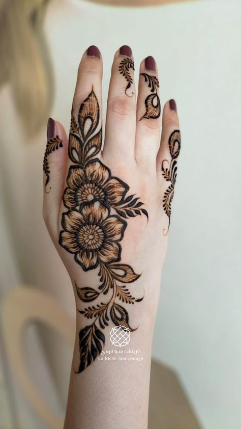 Mehndi Design Stylish Back Hand, Simple Stylish Mehndi Design, Long Simple Mehndi Designs, Mehndi Hand Designs Simple, Mehndi Stylish Design, Easy Flower Mehndi Designs, Back Design Mehndi Simple, Mehndi For Back Hand Simple, Full Body Mehndi Designs