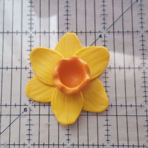 Sculpt your own polymer clay daffodils - JSThreads Clay Daffodil, 4h Crafts, Daffodil Craft, Easy Polymer Clay, Clay Modelling, Arty Ideas, Polymer Flowers, Beginner Pottery, Diy Air Dry Clay