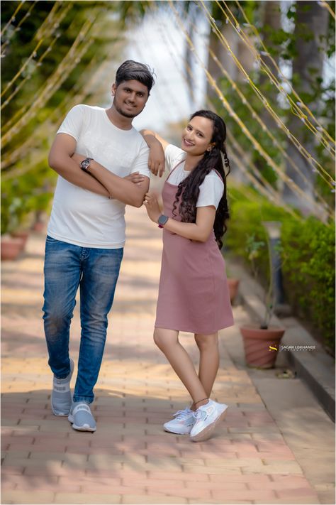 Pre Weeding Pose Photography Studio, Capal Pose, Dresses For Pre Wedding Shoot, Pre Wedding Dress Ideas For Couple, Goa Poses, Outdoor Stills, Pre Wedding Photoshoot Beach, Wedding Matching Outfits, Marriage Poses