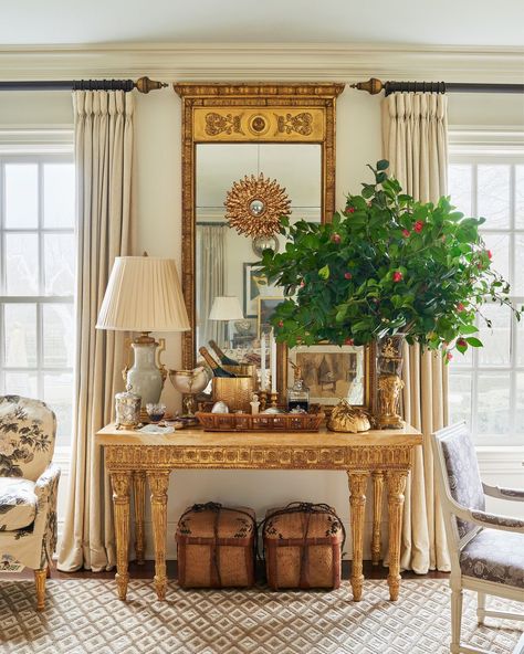 This sparkling change of scenery puts the fun back in formal holiday dinners. Alex Papachristidis, Table Vignettes, Designer Room, Room Images, Living Room Mantel, Minimalist Christmas Decor, South Shore Decorating, Budget Decor, House Of Turquoise