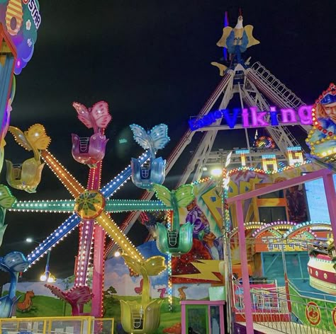 Bright Circus Aesthetic, Circus Core, Carnival Aesthetic, Clowncore Aesthetic, Soft Kidcore Aesthetic, Circus Aesthetic, Fair Rides, Soft Kidcore, Clown Core