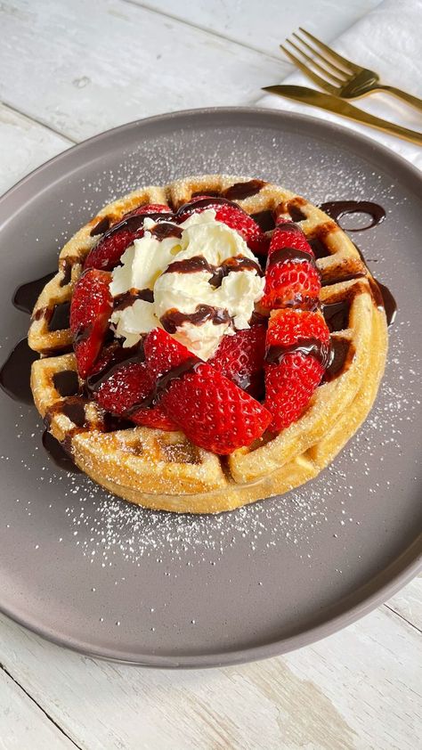 Serve these homemade waffles sweet with some berries and whipped cream or savoury with bacon and sausages. These waffles make the perfect weekend brunch or dessert 😍 Waffles And Ice Cream Aesthetic, Waffles And Berries, Waffle Serving Ideas, Waffles And Sausage, Breakfast With Waffles, Waffles With Whipped Cream, Waffles Dulces Ideas, Waffles Toppings Ideas, Waffles Breakfast Ideas