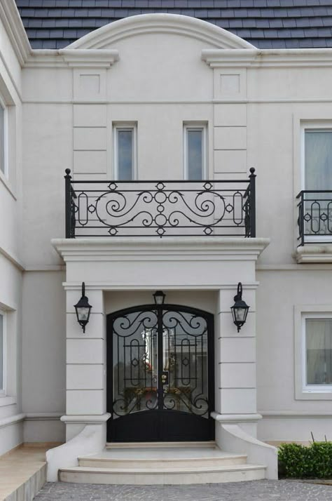 Home Designs Exterior, Balcony Grill Design, Balcony Railing Design, Classic House Exterior, Iron Balcony, Classic House Design, Casa Country, Front Porch Design, Outside Design