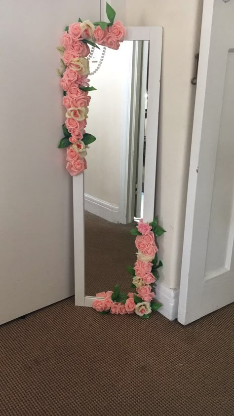 Flower Diy Mirror, Mirrors With Flowers, Flowered Mirror Diy, Mirror Decorated With Flowers, Diy Flower Mirror With Lights, Selfie Poses Mirror, Ideas Para Decorar Espejos, Kawaii Full Body Mirror, Decorate Mirror