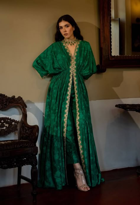 Kaftan With Pants, Kaftan Designs, Green Jungle, Velvet Dress Designs, Salwar Kamiz, Pakistani Fancy Dresses, Mode Abaya, Simple Pakistani Dresses, Stylish Party Dresses