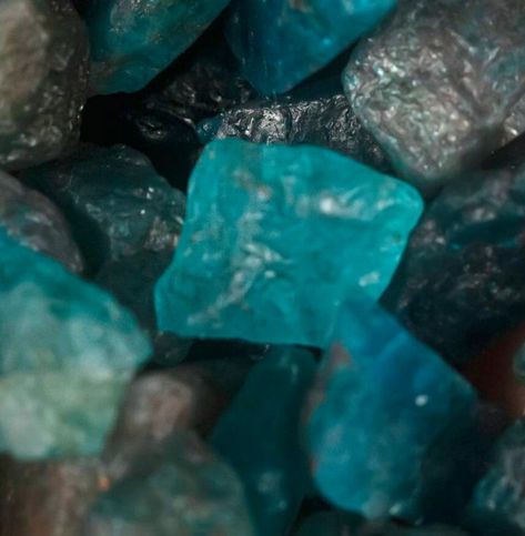 Discover Blue Apatite Powerful Meanings, Uses, and Benefits for a More Vibrant Life! Apatite Meaning, Blue Apatite Crystal, Tangerine Quartz, Apatite Crystal, Crystal Aesthetic, Moodboard Aesthetic, Black Background Images, Emotional Body, Aquamarine Crystal