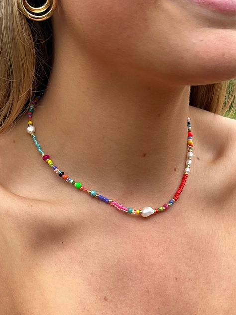 Colourful Pearl Necklace, Colourful Beaded Necklace, Beaded Choker Ideas, Multicolor Pearl Necklace, Colorful Choker, Summer Choker, Dainty Choker Necklace, Pearl Beaded Necklace, Dainty Choker