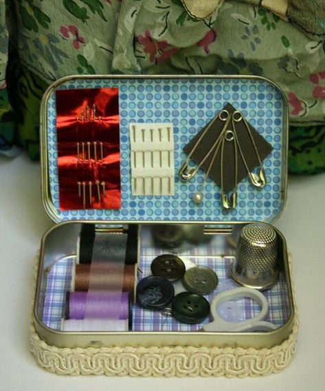 Sewing Kit Diy, Sewing Kits Diy, Sewing Kit Box, Altered Altoid Tins, Tin Ideas, Travel Sewing Kit, Tin Crafts, Altoids Tin, Trendy Sewing Projects