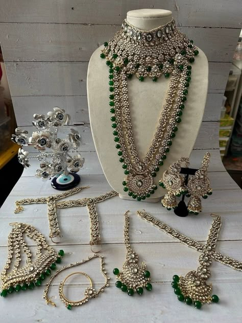 Indian Bridal Jewelry Kundan, Kundan Bridal Set, Bridal Jewelry Sets Brides, Indian Bridal Jewelry, Jewelry Kundan, Accessories Indian, Engagement Mehndi Designs, Fancy Jewelry Necklace, Indian Bridal Jewelry Sets