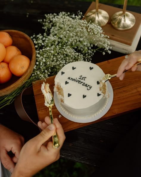 One year of many for the Kirkpatricks 🤍 - couple: @madallynp_kirkpatrick + @kirkpatrickneal cake: @dooziedoezky #1year #1yearanniversary #anniversary #anniversarycake #anniversaryphotoshoot #anniversaryphotos #couplesphotographysession #coupleshoot #couplesphotography #couplesphotographysession #kyphotographer #kentuckyphotographer #dcpresets Cakes Anniversary Ideas, First Anniversary Photoshoot, Anniversary Picnic Photoshoot, 1 Year Marriage Anniversary Photo Shoots, 1 Year Anniversary Party Ideas, Anniversary Pictures Couples 1 Year, Wedding Anniversary Shoot, 1st Year Anniversary Cake, Anniversary Wedding Photoshoot