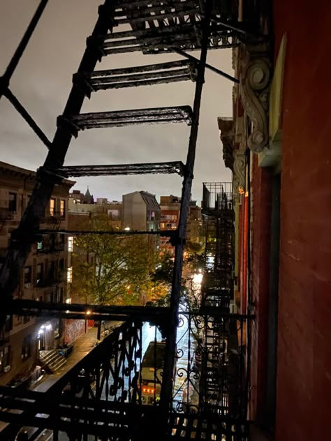 Old Nyc Aesthetic, 2000s City Aesthetic, Nyc Night Life Aesthetic, Nyc Grunge Aesthetic, New York Living Aesthetic, Run Down Apartment Aesthetic, Nyc Fire Escape Aesthetic, City Bedroom Aesthetic, Vintage New York Apartment