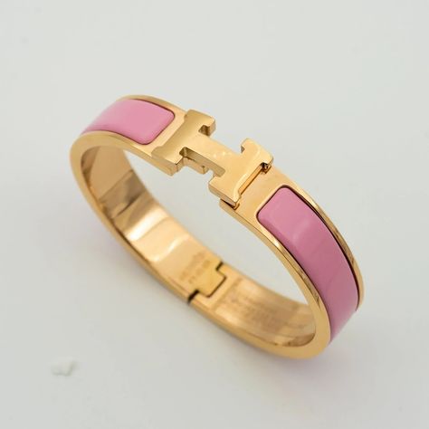 The H PINK BRACELET is a stylish and versatile addition to any wardrobe. Crafted with quality materials, this bracelet is both durable and elegant. Enhance your outfit with a touch of pink and enjoy the compliments that come with it. ADDITIONAL INFORMATION Color:Silver, Gold, Pink Gold Stone:no Ref.H700001G06WGM Material:- 925 Sterling Silver - 18k Gold Plated- 18k Real Gold ( contact us via instagram) Width: 11.2 mm Size : 17, 19 Our replica products are committed to quality and color when used Luxury Pink Gold Bracelet As Gift, Product Box, Pink Bracelet, Love Bracelets, 1 Month, Real Gold, Cute Jewelry, Pink Gold, Pink And Gold