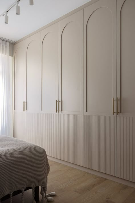 Painted Wardrobes, Dold Dörr, Wardrobe Shutter Design, Singapore Design, Wardrobe Colour, Sleek Interior, Wardrobe Design Modern, Shutter Designs, Wardrobe Door Designs