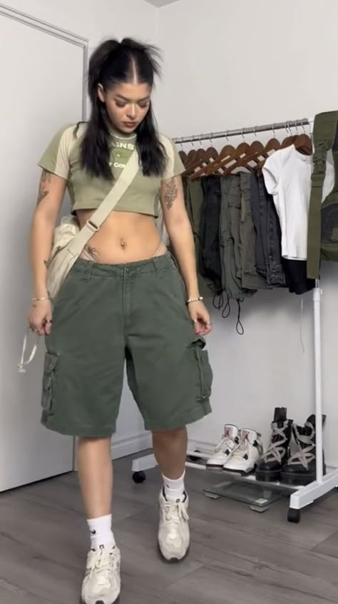 Cargo Shorts Outfits Women, Style Cargo Shorts, Flirty Summer Dresses, Jorts Outfit, Street Style Outfits Casual, Summer Casual Outfits, Shorts Outfits Women, Earthy Outfits, Tomboy Style Outfits