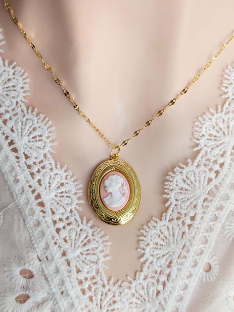 This exquisite oval locket necklace combines timeless elegance with a touch of vintage charm. Crafted from golden brass, the locket features a beautifully detailed portrait cameo on the front, making it a perfect keepsake. The locket hangs gracefully from a fancy, lacy vintage inspired gold-plated stainless steel chain, adding a delicate and refined touch to your outfit. Ideal for special occasions or as a cherished gift, this necklace is a blend of classic beauty and intricate design. Lockets h Detailed Portrait, Memorial Pendant, Oval Locket, Jewelry Antique, Vintage Inspired Jewelry, Style Photo, Photo Memories, Keepsake Jewelry, Bird Jewelry