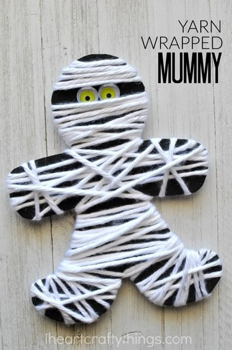 This yarn wrapped mummy craft is perfect for little ones for a fine motor activity. It makes a great Halloween kids craft too. Haunted Island, Mummy Craft, Mummy Crafts, Starověký Egypt, Halloween Kindergarten, Craft Halloween, October Crafts, Halloween Preschool, Crafts Preschool